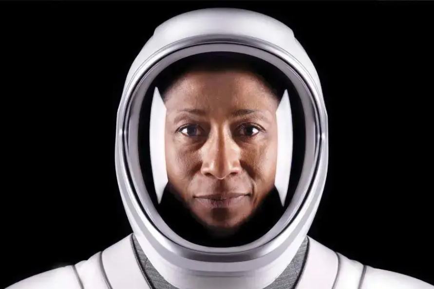 Headshot of Jeanette Epps in her space suit.
