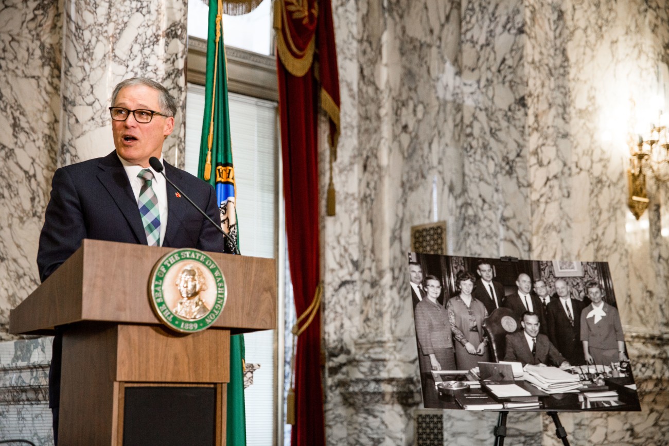 washington governor jay inslee speaking to alumni
