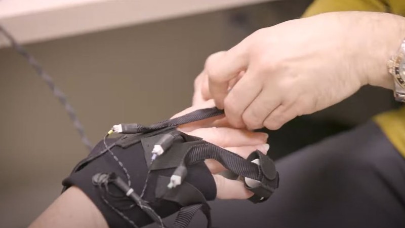 Game-changing Parkinson’s glove | 90 Seconds with Lisa Kim